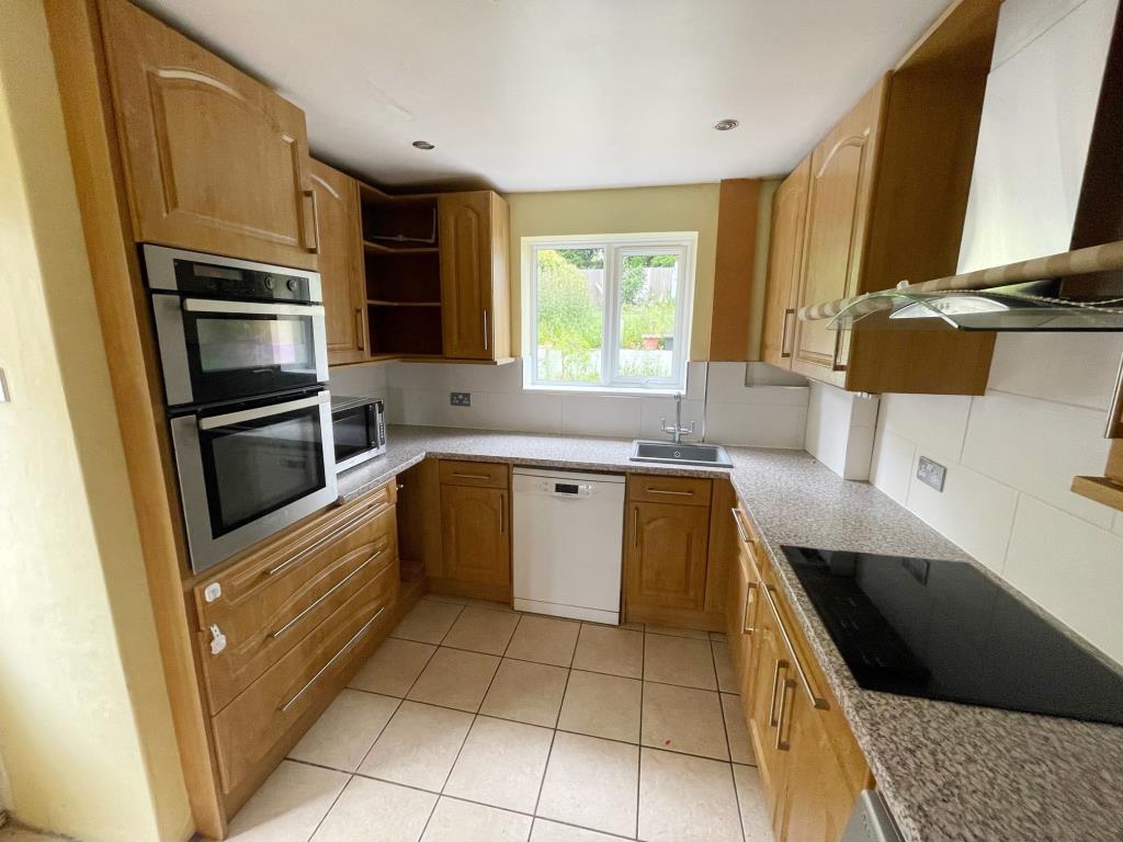 Lot: 103 - SEMI-DETACHED HOUSE FOR IMPROVEMENT - kitchen with window to rear overlooking garden